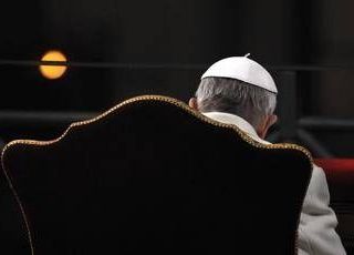 Papa Francesco e la causa della morte, ecco perché la polmonite c'entra con l'ictus