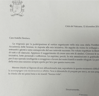 Papa Francesco, la lettera a Mimmo Lucano: &quot;Ammiro la sua azione coraggiosa&quot;