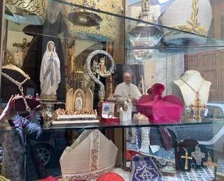 Negozio arredi sacri Ghezzi: ''Da vescovo Francesco comprò qui la prima croce in metallo''