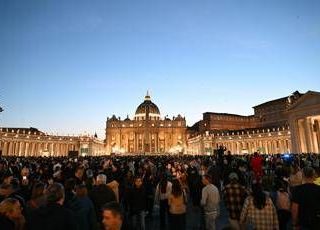 Papa Francesco, il lungo addio a San Pietro: migliaia in fila per Bergoglio