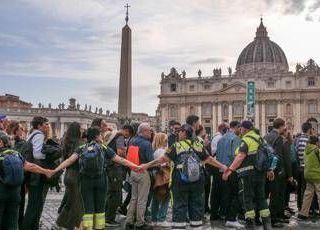 Papa Francesco, San Pietro torna a riempirsi di fedeli per l'omaggio a Bergoglio - Video