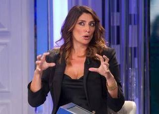 Elisa Isoardi derubata: &quot;Hanno rotto il van e hanno preso tutto&quot;