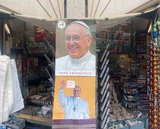 Papa Francesco, dai portachiavi ai rosari: tutti i gadget di Piazza San Pietro