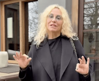 Antonella Clerici con l'holter attaccato, la spiegazione in diretta: &quot;Ho degli sbalzi pressori&quot;
