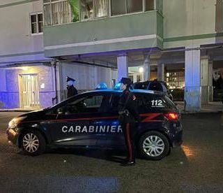 Napoli, martellate alla moglie, poi la caduta dal balcone: morto pensionato