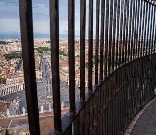 Conclave, maxi piano sicurezza: agenti in campo e sistemi anti drone, le misure prima e dopo la fumata bianca Conclave, maxi piano sicurezza: agenti in campo e sistemi anti drone, le misure prima e dopo la fumata bianca