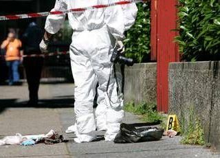 Pavia, ucciso a coltellate nel cortile di casa: arrestato 25enne Pavia, ucciso a coltellate nel cortile di casa: arrestato 25enne