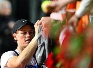 Sinner, la giornata al Foro tra spot e autografi ai bambini Sinner, la giornata al Foro tra spot e autografi ai bambini