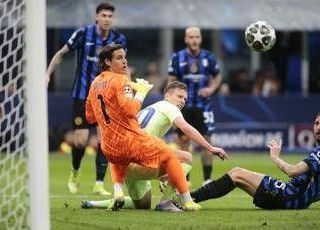 Inter-Barcellona, Inigo Martinez sputa ad Acerbi dopo il gol del 2-0 - Video Inter-Barcellona, Inigo Martinez sputa ad Acerbi dopo il gol del 2-0 - Video