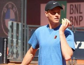 Sinner, ultimo allenamento prima dell'esordio agli Internazionali. E il Foro lo carica Sinner, ultimo allenamento prima dell'esordio agli Internazionali. E il Foro lo carica