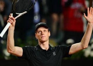 Sinner, ritorno show agli Internazionali: batte Navone ed emoziona il Centrale Sinner, ritorno show agli Internazionali: batte Navone ed emoziona il Centrale