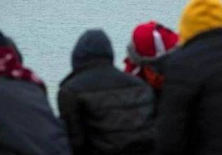 Rapporto Migrantes: in calo flussi irregolari, 'modello Albania' ai margini della democrazia