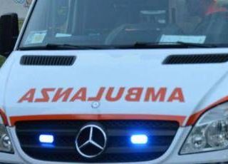 Entrano in una fabbrica abbandonata di Torino, giovane precipita da 10 metri: è grave