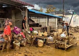 Inondazioni in Indonesia, più di 880 morti a Sumatra. Migliaia i feriti, centinaia i dispersi