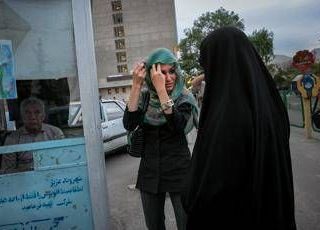 Iran, donne corrono la maratona senza velo: per gli organizzatori scatta il "procedimento penale"