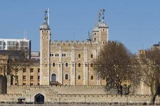 Torre di Londra, imbrattata con cibo la teca contenente la Corona Imperiale: 4 arresti