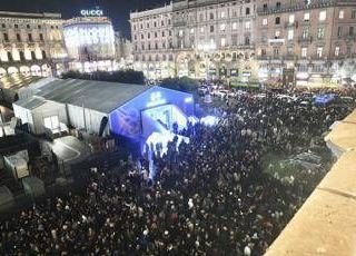 Milano, Duomo in tilt per l'Albero di Natale: folla, code e proteste: "Situazione fuori controllo"