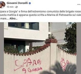 Donzelli pubblica foto scritta su muro: "'Spara a Giorgia' a firma Br, non ci fermeremo"