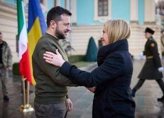 Ucraina, Meloni sente Zelensky: "Sostegno a piano Usa, presto invio forniture"