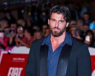 Can Yaman stupisce Fiorello, ecco perché l'italiano di Sandokan è perfetto