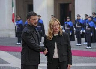 Zelensky da Meloni a Palazzo Chigi: "Sempre pronto a elezioni, mi fido di lei"