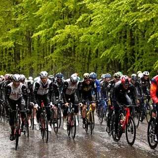 BuonGiro. Le polemiche le porta via il freddo, la pioggia e le cadute: lasciamo parlare i ciclisti ora