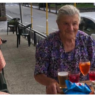 Auguri signora Anna: cent'anni e ancora dietro il bancone Auguri signora Anna: cent'anni e ancora dietro il bancone