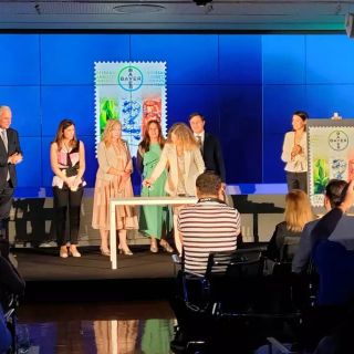 Eccellenze produttive, un francobollo celebra 125 anni Bayer in Italia