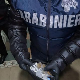 Piazze di spaccio in complesso residenziale nel napoletano, undici arresti