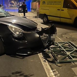 Gaglianico, auto finisce contro il parapedone in piena notte FOTO