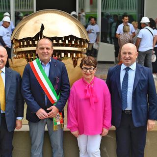 Nell'immagine: inaugurazione della scultura di Arnaldo Pomodoro all'ingresso della sede di Suno (da sin. Alberto Nobili CEO, Riccardo Giuliani sindaco di Suno, Arch. Maria Grazia Nobili, Pierluigi Nobili) Ph A. Lercara