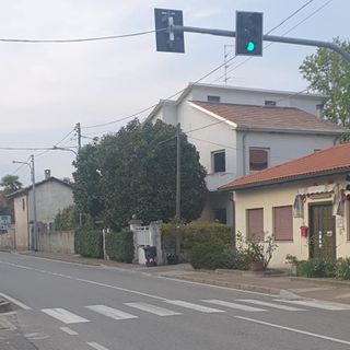 Nuovo impianto semaforico nella zona del Micro Nido "Il Nido dei Piccoli" a Momo