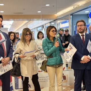 (Nella foto da sinistra) Peter Schardig, Amministratore Delegato di Schaeffler Italia e President Schaeffler WPB Italia, Ivano Marchetto, Plant Manager di Schaeffler WPB Italia, Kerstin Endres, Western Europe Sub-regional HR del Gruppo Schaeffler, Luca Resnati, Country HR Director di Schaeffler Italia, Dr.ssa Paola Casarino, Dirigente CNVV per le pari opportunità, hanno inaugurato la panchina rossa