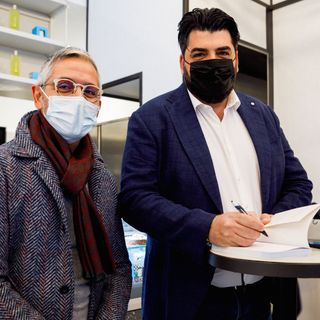 Grande successo per il firmacopie   del nuovo libro di Antonino Cannavacciuolo  a Vicolungo The Style Outlets