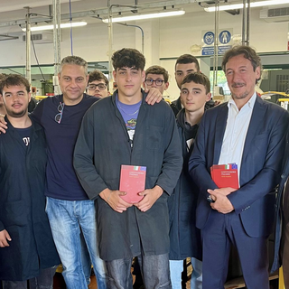 Costituzione ai neo diciottenni: consegna nelle scuole superiori di Borgomanero