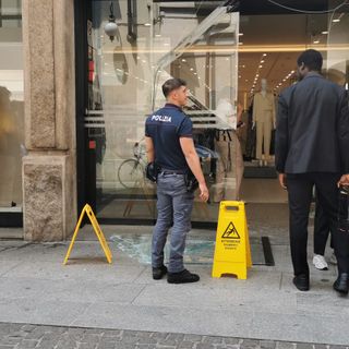 Furto con "spettacolo" poco dopo le 12,30 allo store di Zara in via Rosselli a pochi metri dal municipio.