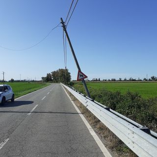 Provincia di Novara: screening sui pali telefonici pericolanti lungo le strade provinciali, chiesto intervento urgente a Fibercop