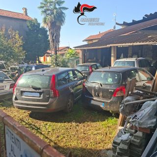 Divignano, giardino trasformato in discarica di auto: denunciato il proprietario