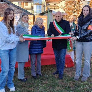 Borgomanero: inaugurata una panchina arancione in memoria di Charlotte Maltese