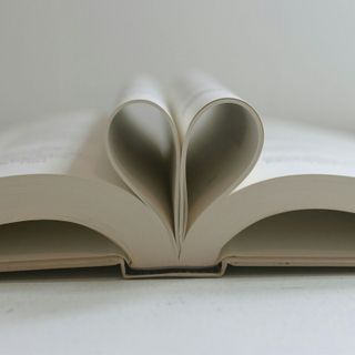 New Romance 2025: perché questo genere è diventato il fenomeno più amato dai lettori di oggi