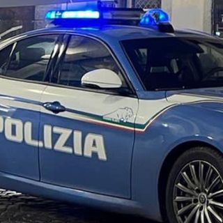 Picchia e accoltella la moglie: arrestato a Novara