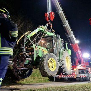 Trattore si ribalta a Dormelletto, intervento dei Vigili del Fuoco