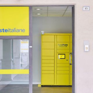 Poste Italiane, un nuovo locker per il ritiro dei pacchi a Oleggio Castello