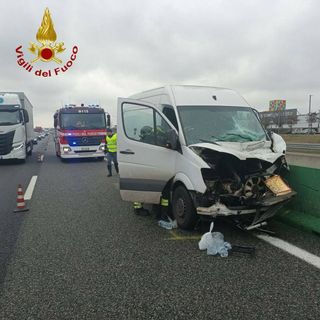 Incidente in A4 a Vicolungo: ferito il conducente di un autofurgone