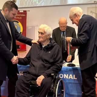 Giuliano Koten durante una recente iniziativa del Panathlon insieme all’assessore allo Sport Ivan De Grandis (foto da profilo facebook Ivan De Grandis)