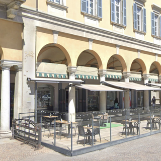 Novara, chiude lo storico Bar Borsa in piazza Martiri