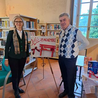 Donata dal pittore Riccardo Borando alla Biblioteca civica un'installazione dedicata al 25 novembre