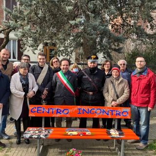 Cameri: il Centro Incontro Anziani inaugura una nuova panchina in via Baracca