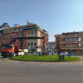 La &quot;Testa di Cavallo&quot; di Helidon Xhixha torna al centro della rotonda El Alamein a Novara