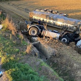 Cerano, autocisterna esce di strada e si ribalta in un campo
